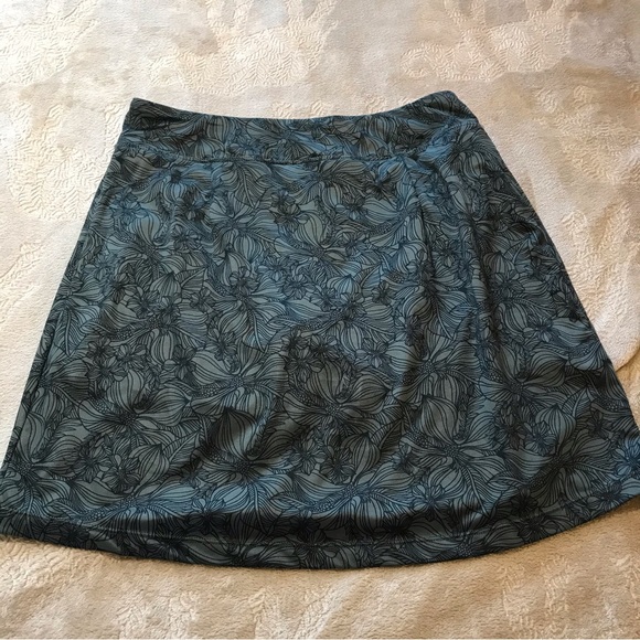 Segments Luxe green skort comfortable stretch beautiful pattern Size S - Picture 3 of 9